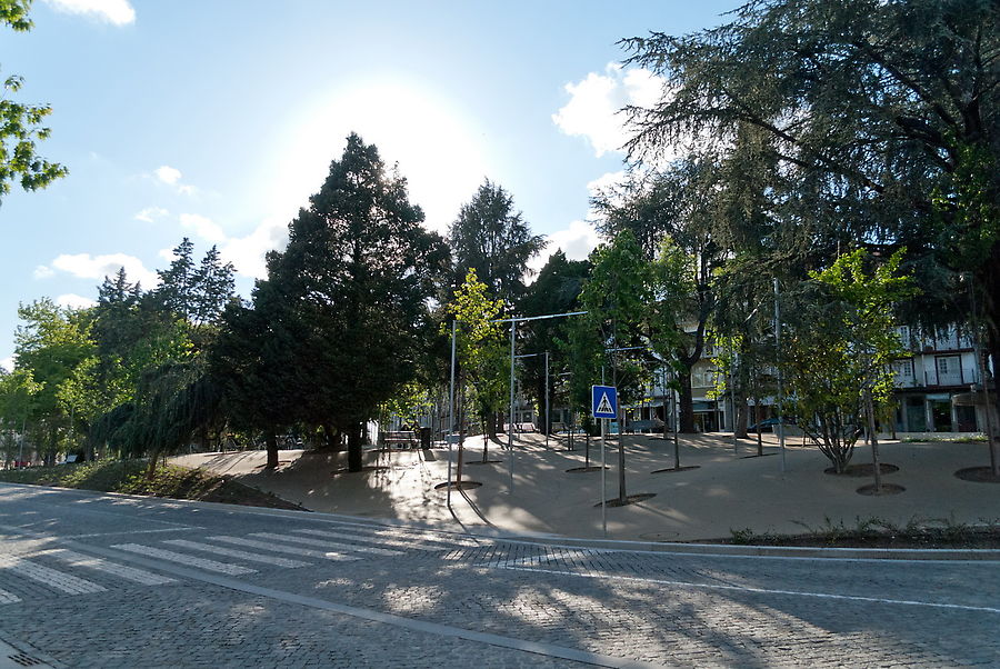 Посмотрите с какой немецкой аккуратностью и претензией выложен тротуар, да и дорога тоже. Гимарайнш, Португалия