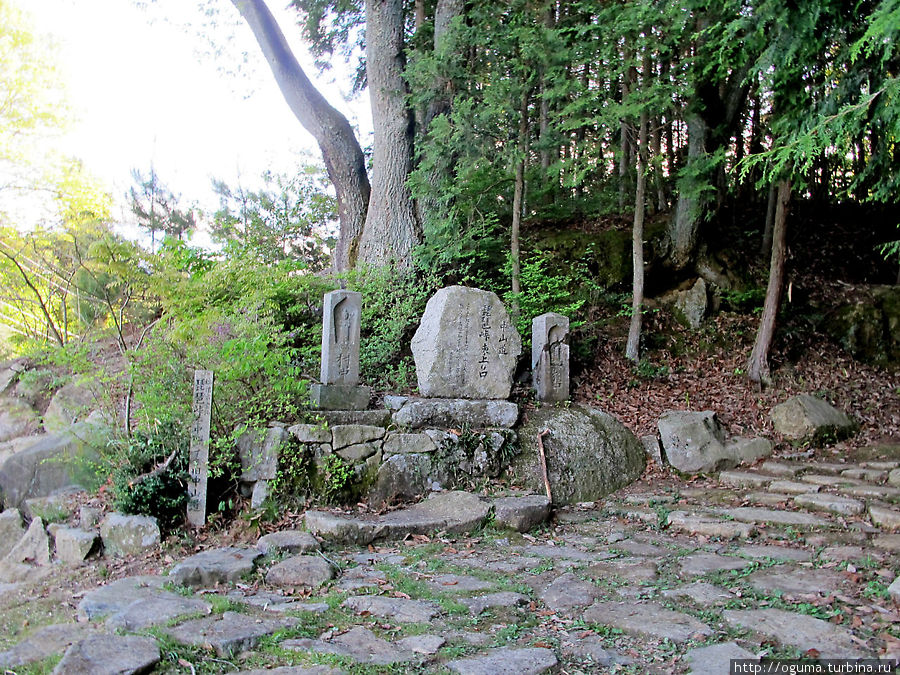 Участки старого тракта всё ещё хранят памятники прошлого. Префектура Гифу, Япония
