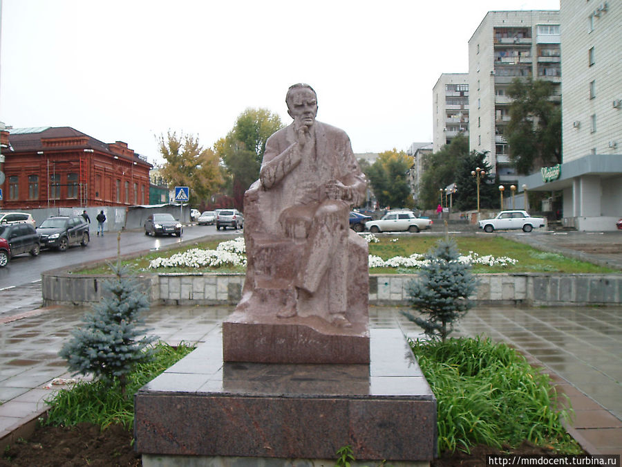 Памятник писателю К.Федину Саратов, Россия