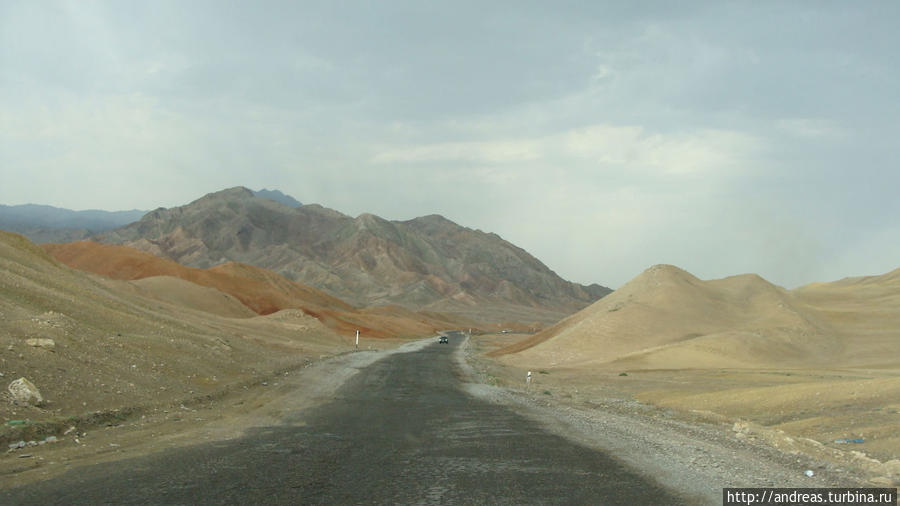 Дорога через цветные горы недалеко от Канибадама Таджикистан