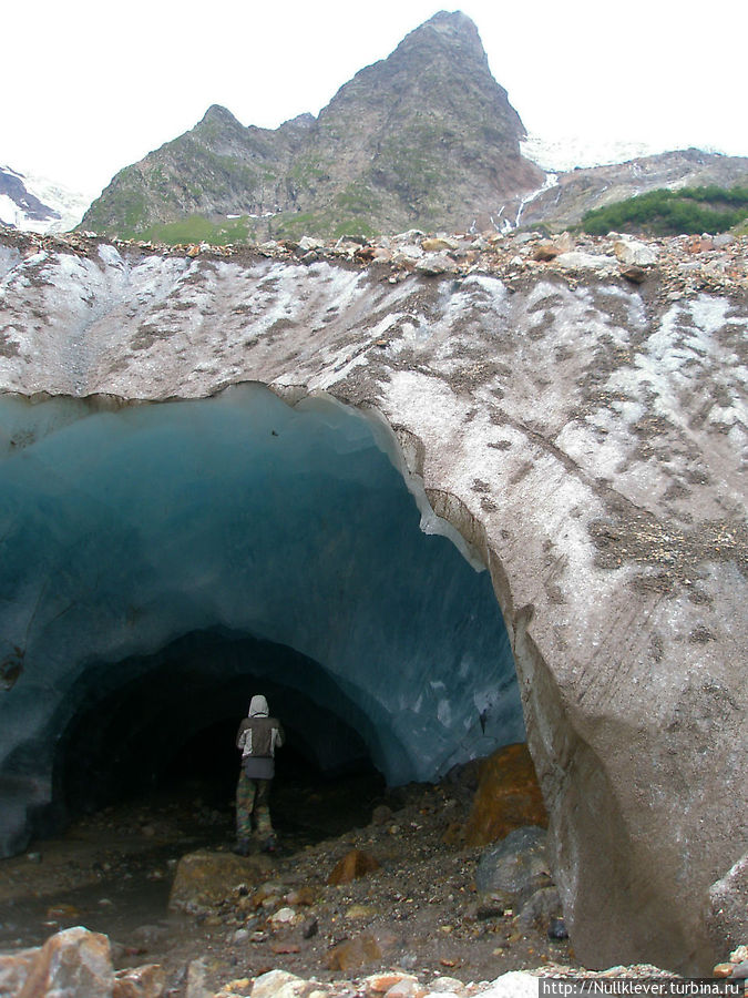 Ледяные пещеры под ледником Алибекский Домбай, Россия