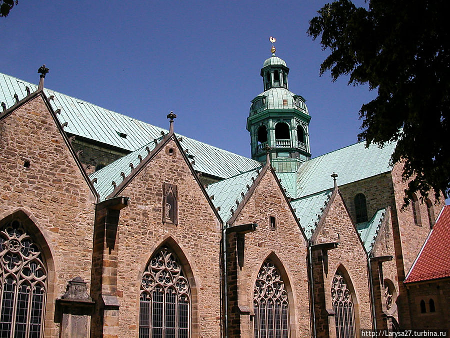 Собор Св. Марии (Dom St. Maria), (1010 и 1020 г.г.), в XI, XII и XIV столетиях расширен, после воздушных налётов в 1945 восстанавливался с 1950 по 1960 год. С 1985 года входит в список культурного наследия ЮНЕСКО.
