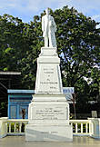 * В сквере вы обязательно найдете монумент реальной исторической личности – Хосе Ризаля, филиппинского революционера, памятники ему украшают многие города Филиппин