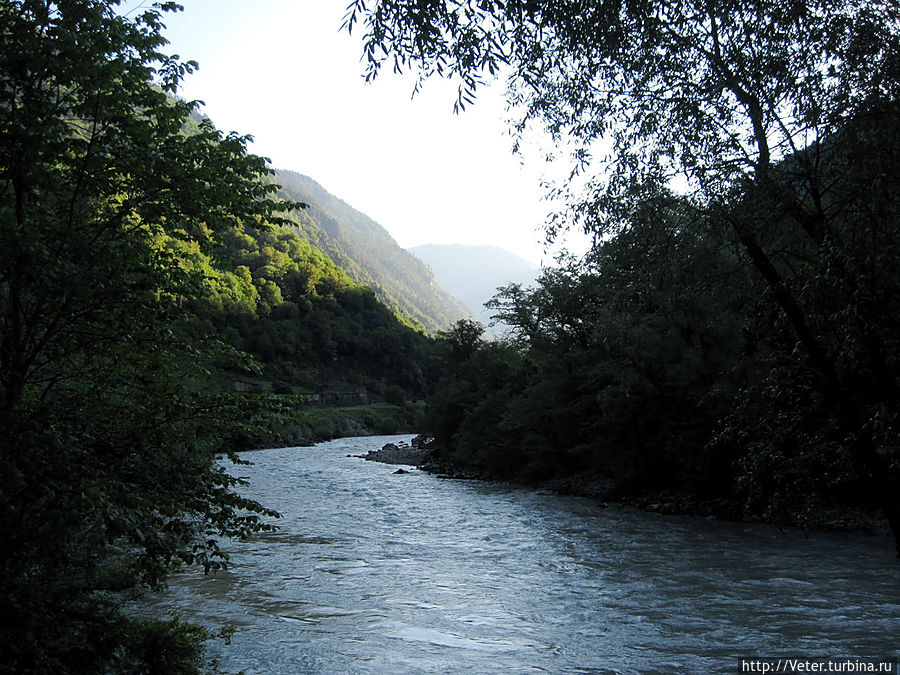 Течение Бзыби замедляется, русло ее расширяется, и она двумя руками впадает в море.