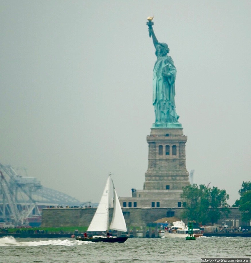 До статуи Свободы всего несколько километров по воде Нью-Йорк, CША