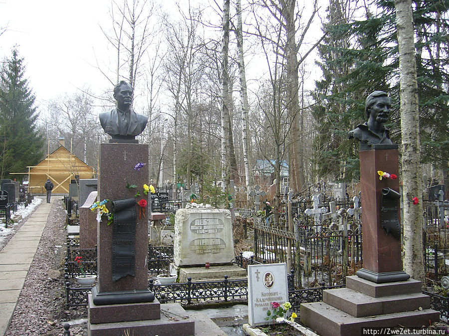 Аллеями скорби. Серафимовское кладбище (Санкт-Петербург, Россия)