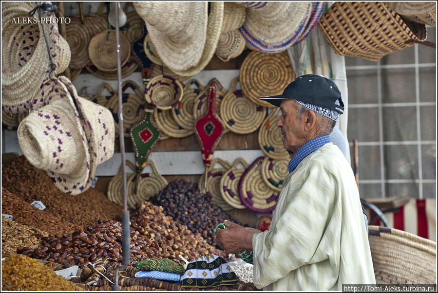 На рынках в Марокко всегда много разных сортов фиников. Одни — сухие, другие — совсем свежие и влажные. Мне как раз больше нравятся сухие — они не приторно-сладкие и их хорошо брать с собой в дорогу.
Продолжение следует и мы пока еще находимся в марокканском городе Эль-Джадида.