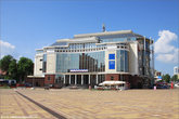 25. Слева от здания МГУ находится торгово-развлекательный центр Огарёв Plaza.
