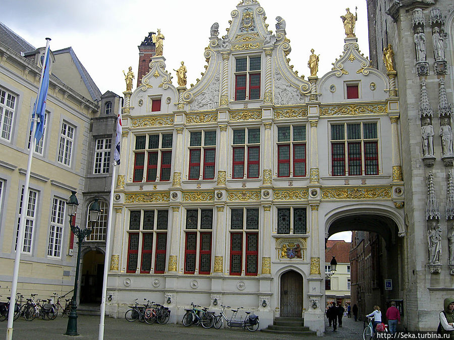 Oude Griffie (Старая канцелярия). Построена в XVI в. в стиле Ренессанс Брюгге, Бельгия