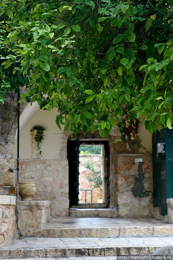 Вход во двор монастыря. Вид со двора.