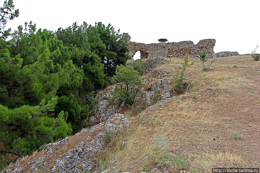 крепость удачно вписана в рельеф скалы Сидорокастро, Греция