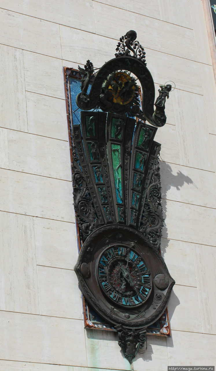 Часы на фасаде здания на площади св. Оронцио Лечче, Италия