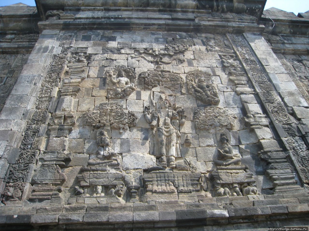 Храм Мендут