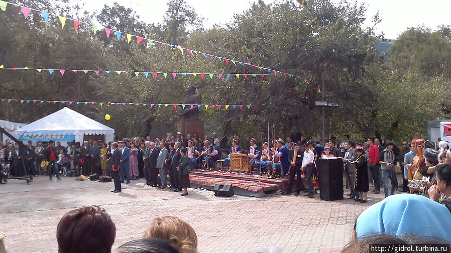Концерт на площади посвященный дню национальной культуры. Алматы, Казахстан