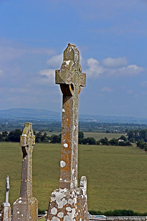 Кельтские кресты в замке Rock of Cashel Кашел, Ирландия