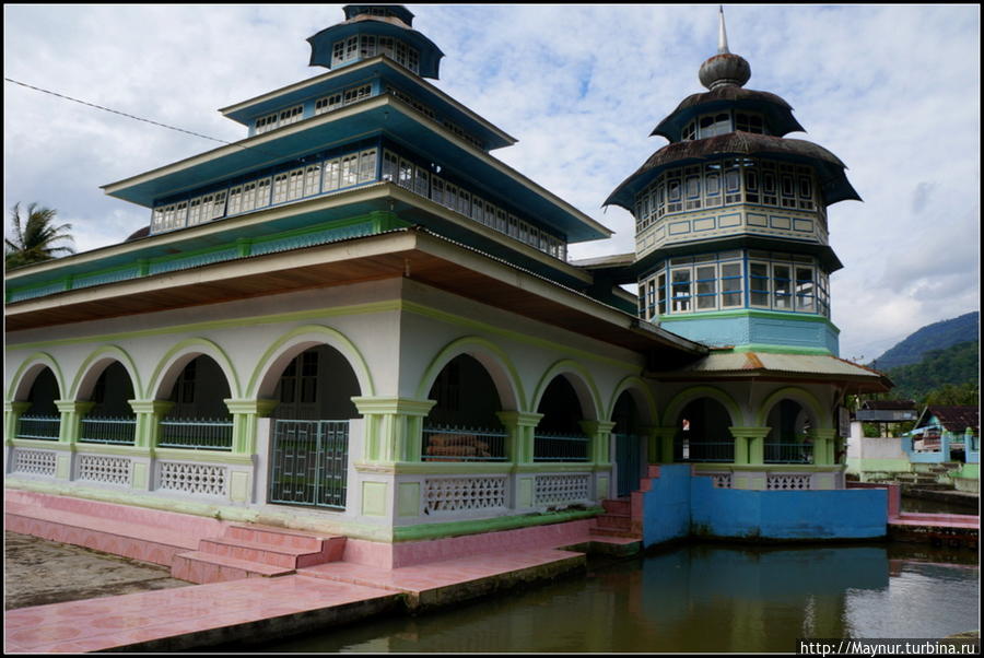 Удивительно,  но  все  мечети,  кроме  одной,  стоят на  воде. Букиттинги, Индонезия