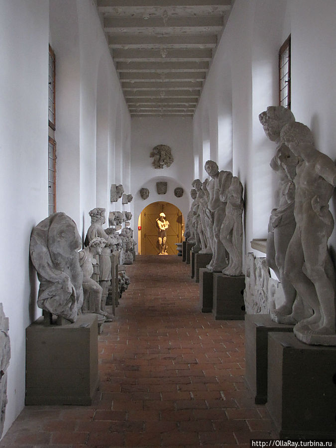 При входе нам посоветовали взять одежду с собой, т.к. кое-какие помещения (например, эта галерея) не отапливаются. А вот зонты попросили оставить. Надо ли говорить, что все возвращаются за забытыми зонтами?:))) Здесь собраны оригинальные статуи.