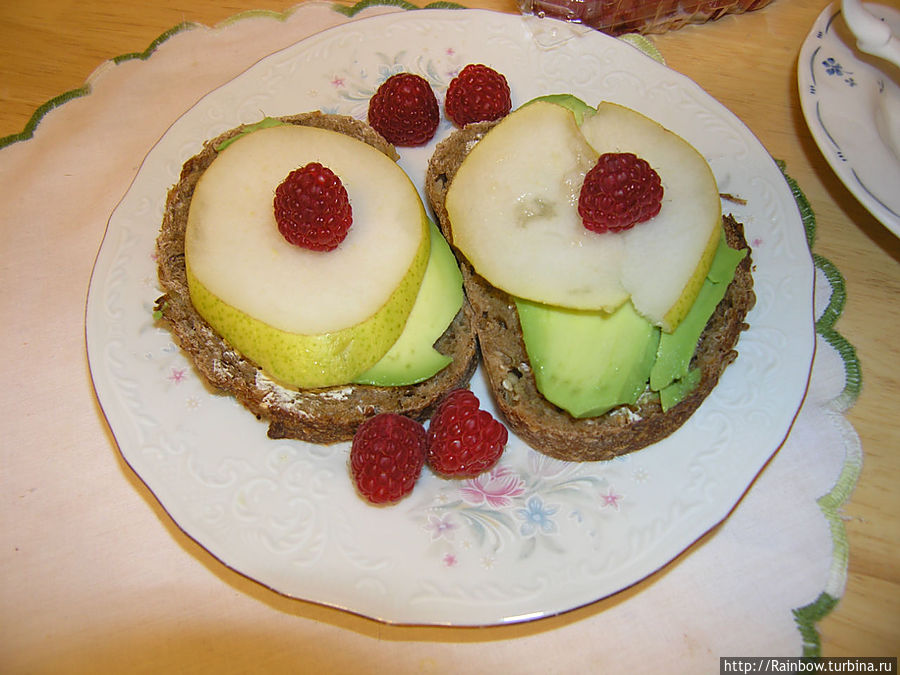 Мое личное изобретение. Утренние бутерброды с авокадо, грушами и малинами. Безумно вкусно!! Норт-Адамс, CША