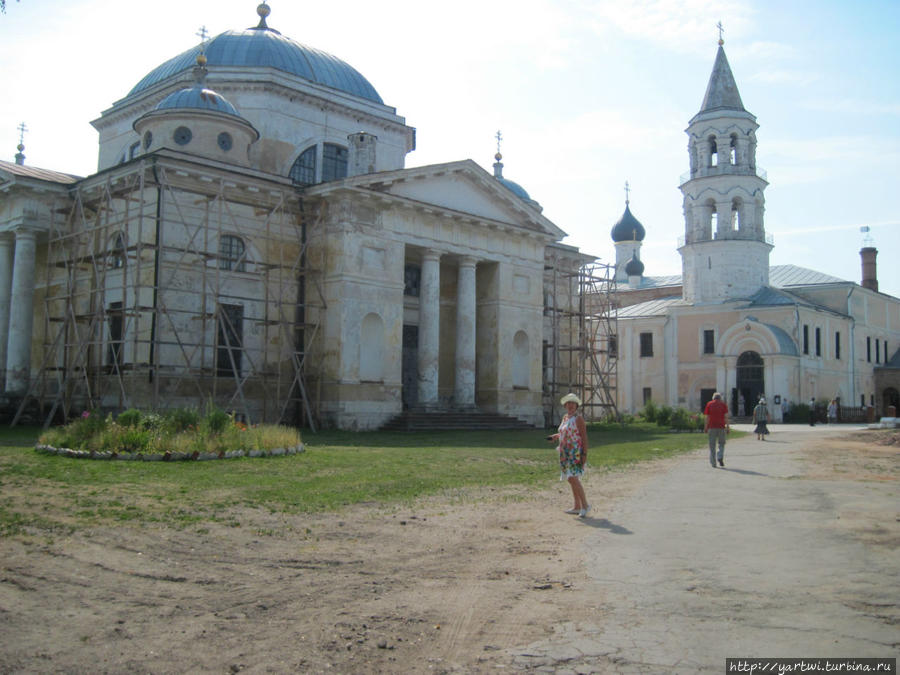 В центре монастырского комплекса располагается все тот же грандиозный Борисоглебский собор. Торжок, Россия