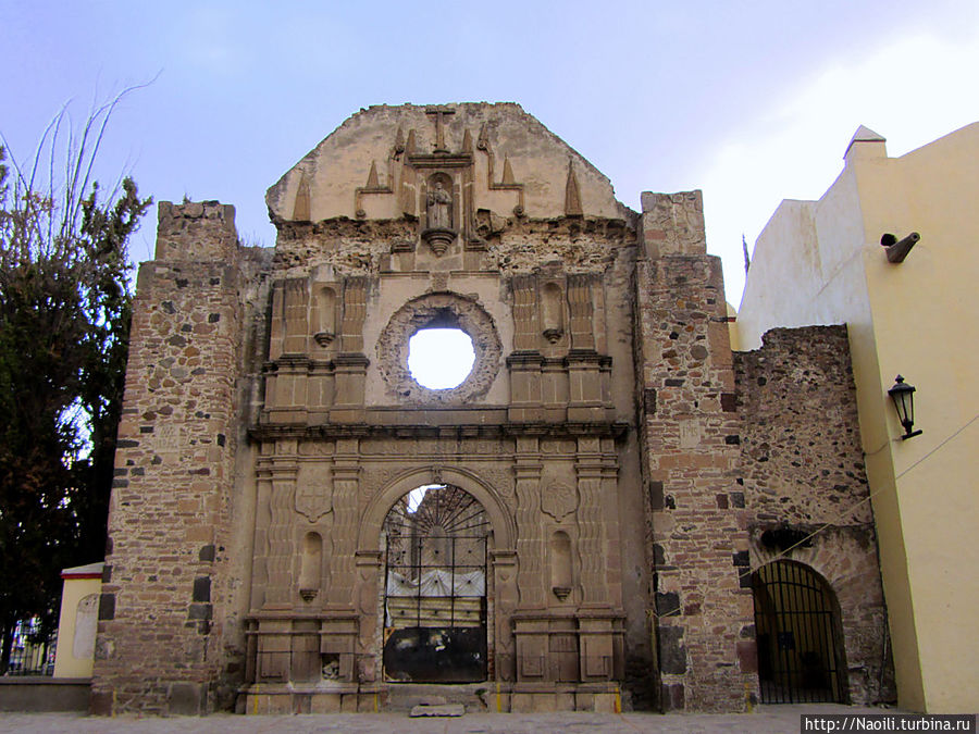 К сожалению другие постройки монастыря находятся в полуразрушенном состоянии, здесь остался только фасад. Куаутитлан, Мексика