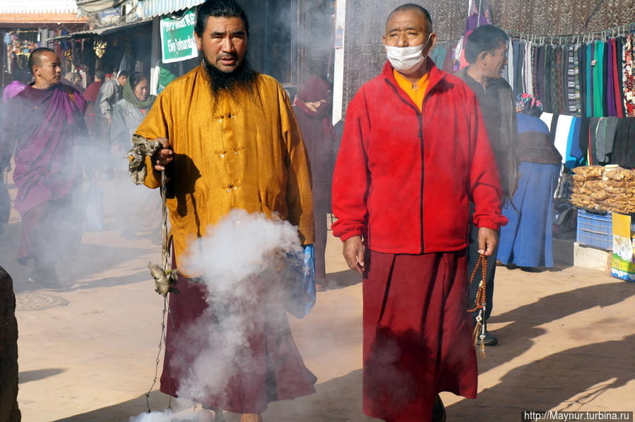 Ламы,  приезжающие  к  ступе,  обходят  ее  108  раз. Катманду, Непал