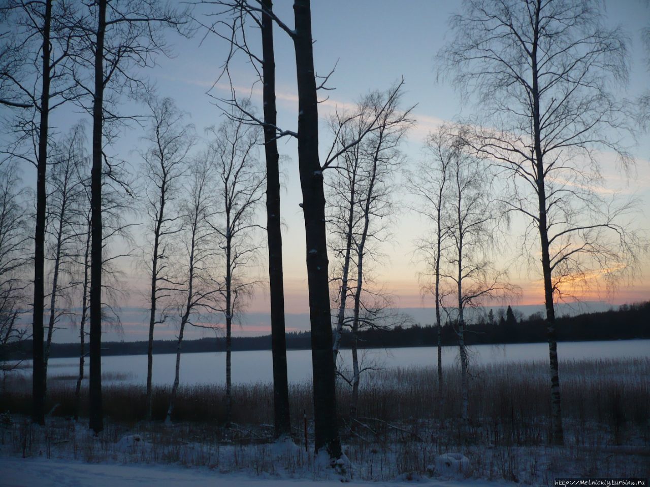 Зимний закат на лесном озере и Рождественский подарок Йоутса, Финляндия
