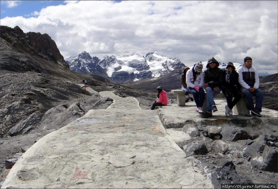 К леднику с одной стороны ведет парадная дорожка. Кто устал, может присесть и передохнуть Уаскаран Национальный Парк, Перу