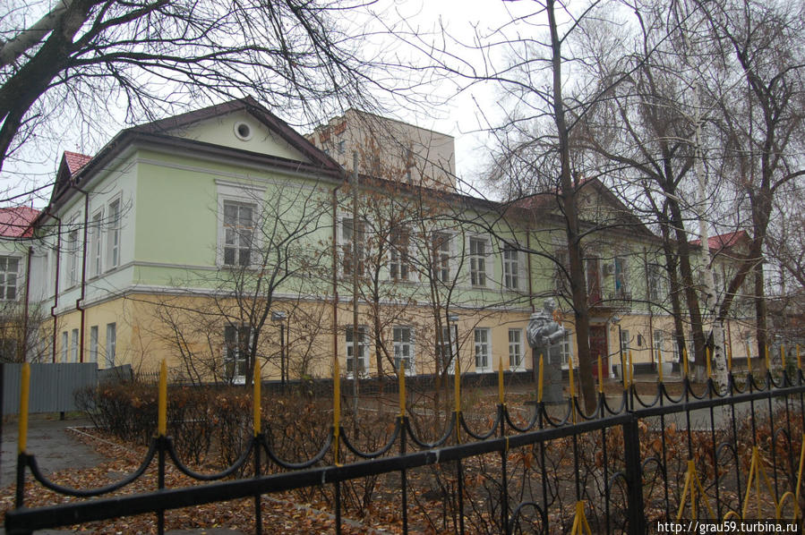 Здание бывшей первой мужской гимназии Уральск, Казахстан