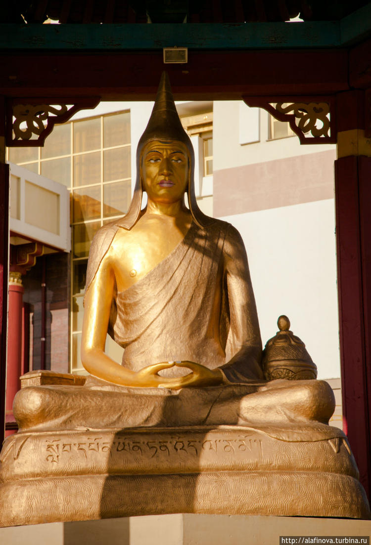 фигура буддийского святог