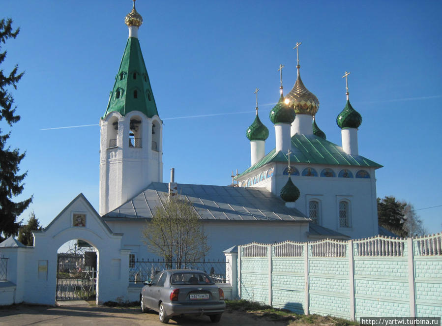 Вид на церковь при въезде Ярославская область, Россия