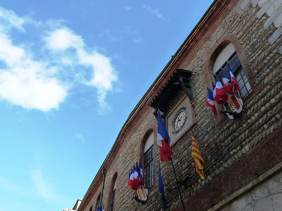 Флаги и небо Перпиньян, Франция