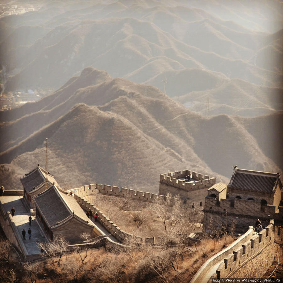 Вид с вершины Великой Китайской стены.
Перед подъемом все китайцы фотографируются на фоне обелиска с пословицей, написанной иероглифами «Кто поднимется на Великую китайскую стену — тот молодец».