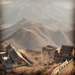 Вид с вершины Великой Китайской стены.
Перед подъемом все китайцы фотографируются на фоне обелиска с пословицей, написанной иероглифами «Кто поднимется на Великую китайскую стену — тот молодец».