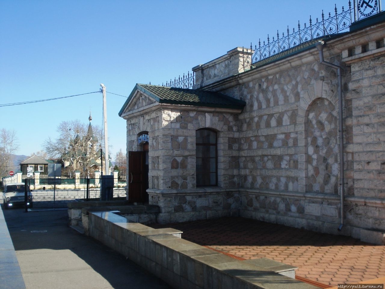 Вокзал и церковь буквальн