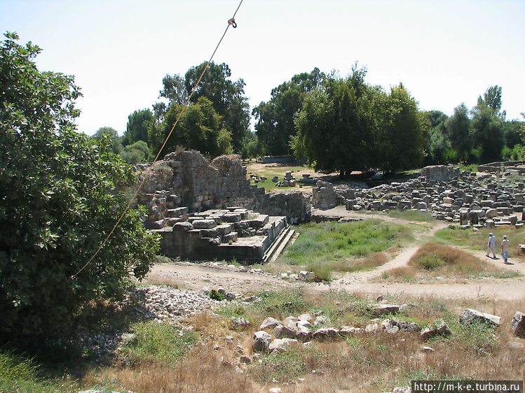 Развалины акрополя и церк
