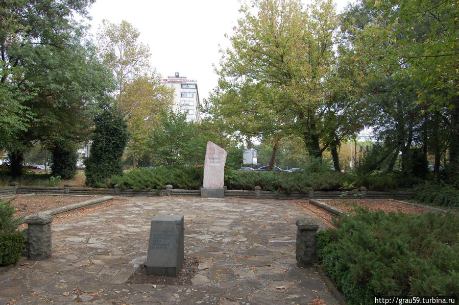 Братская могила советских воинов в парке 