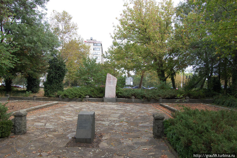 Братская могила советских воинов в парке 