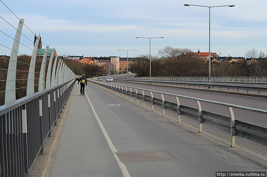 Что за мост такой, может кто-то спросит? Västerbron — самый длинный мост в городе, 600 м! Соединяет Сёдермальм и Риддархолмен. Говорят, что с него хорошо наблюдать за салютом, но это проверить не удалось.
С виду мост как мост :) Стокгольм, Швеция