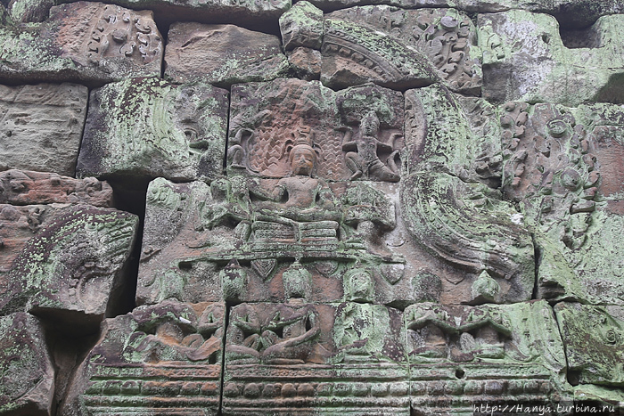Рельеф сидящего образа Шивы на западном фронтоне мандапы (открытый зал с колоннами или павильон для публичных ритуалов)