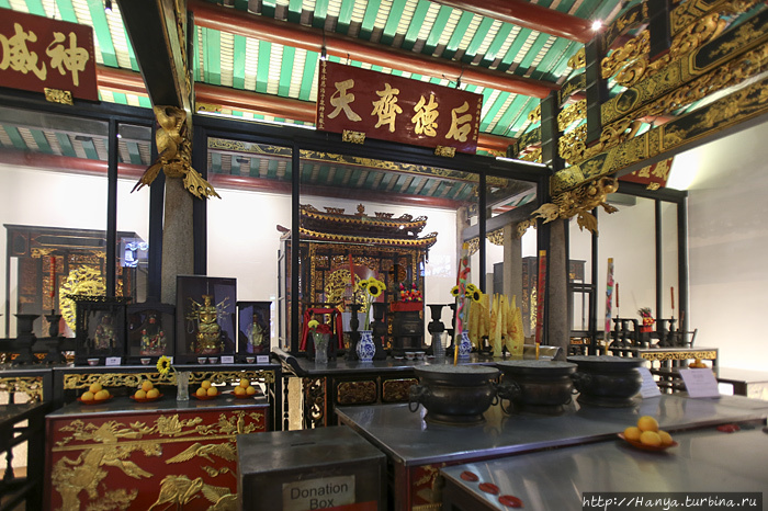 Храм Юэ Хай Цин. Интерьер храма Тянь Хоу. Фото из интернета Сингапур (столица), Сингапур (город-государство)