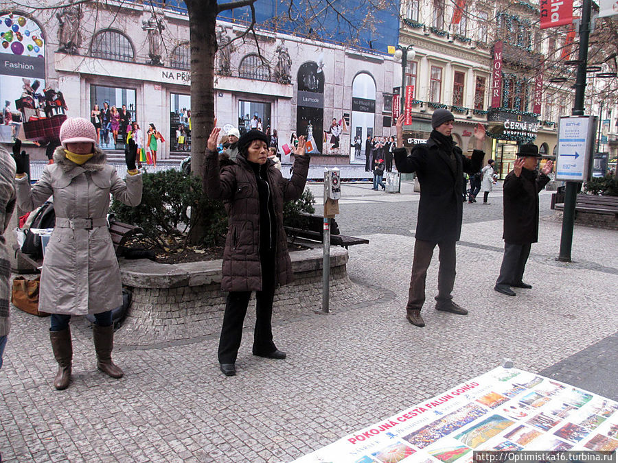 Акция сбора подписей в центре Праги Прага, Чехия
