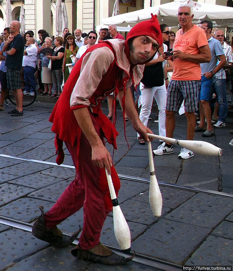 Шут, юродивый — всегда идет в начале процессии Турин, Италия