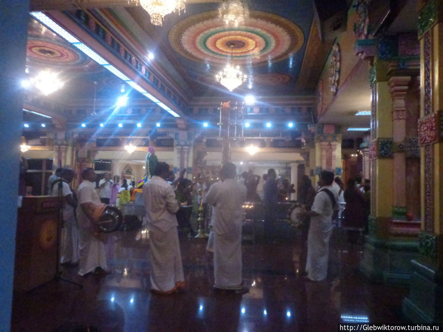 Вечерняя служба в храме Sri Maha Mariamman Куала-Лумпур, Малайзия