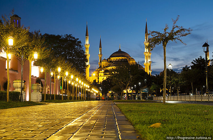 Во время чаепития я заметил, как на моих глазах зажглась ночная подсветка мечетей, а небо еще оставалось темно-голубым – наступил самый благоприятный момент для съемки. Гуляя по площади, я заранее приметил места, откуда открываются наиболее удачные виды – мне оставалось только вернуться туда, установить штатив и сделать снимки. Стамбул, Турция