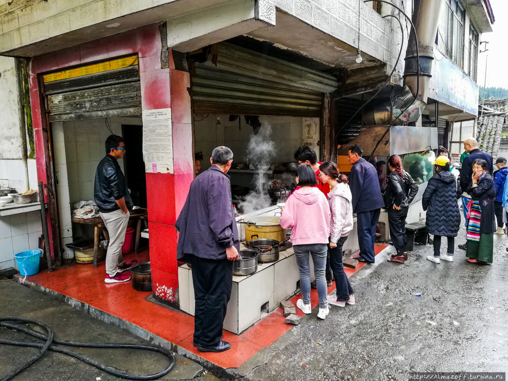 Из Ченгду в Кандин через Город Железного Моста Лудин, Китай