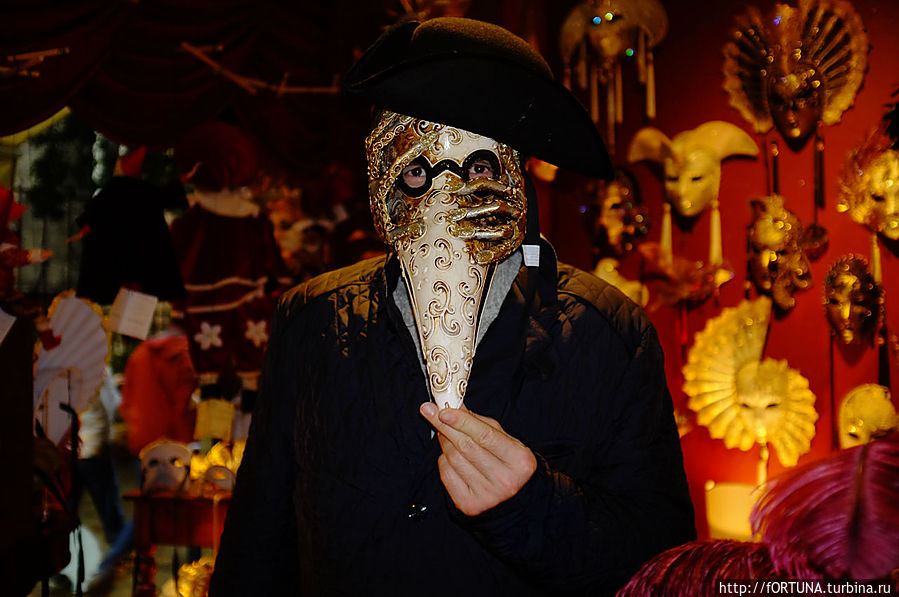 Человек в маске шоу. Шоу маска. Иностранная маска. Маска Англия шоу. Шоу маска в США костюмы.