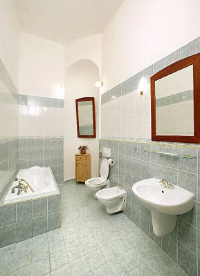 Фото ванной комнаты нашего номера на сайте отеля. Прага, Чехия