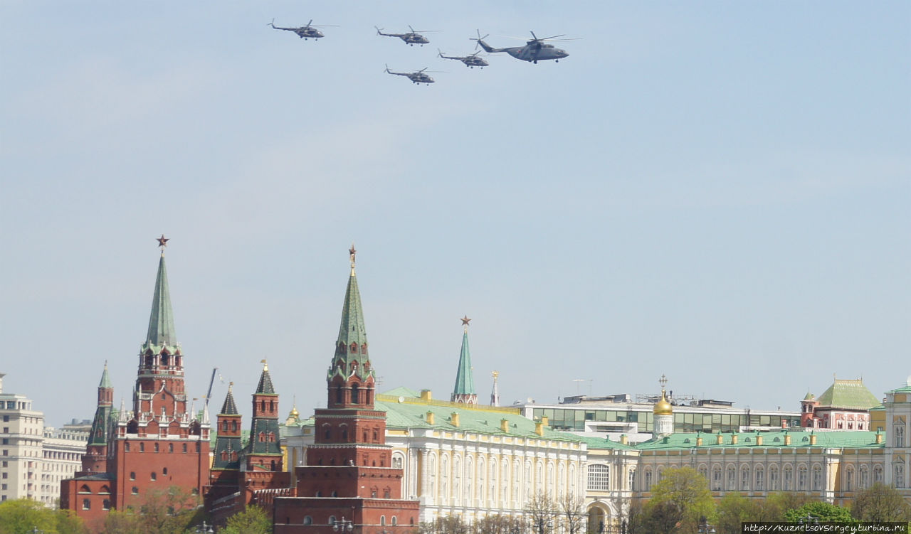 Москва: Военно-воздушный парад над Кремлем в День Победы Москва, Россия