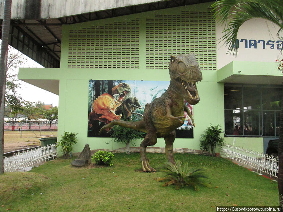 Посещение городской школы с динозавром у входа