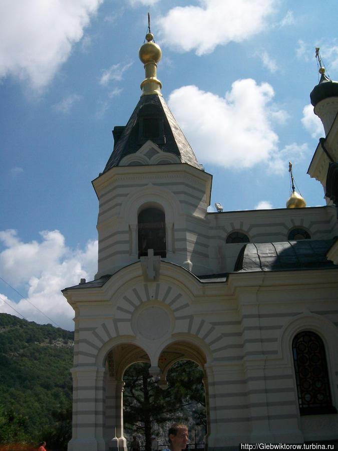 Байдарский перевал и Воскресенская церковь Форос, Россия
